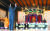 나루히토(德仁) 일왕 즉위식이 열린 22일 일본 도쿄 고쿄(皇居)에서 아베 신조 총리가 나루히토 일왕을 향해 만세를 부르고 있다. 나루히토 일왕이 앉아 있는 팔각형의 ‘다카미쿠라(高御座)’는 서기 8세기 나라(奈良)시대부터 즉위식 등 중요 의식에 사용하던 일왕의 ‘옥좌’로, 이날 등장한 것은 1913년에 제작해 네 번째로 즉위식에 사용됐다. 이 다카미쿠라는 높이 6.5m에 무게가 8t에 달하며, 이번 행사를 위해 트럭 8대에 실려 교토에서 공수됐다. [AFP=연합뉴스]