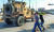 쿠르드족 주민들이 지난 21일 시리아 북부 지역에서 철수하는 미군 장갑차를 향해 감자를 던지며 항의하고 있다. [카미실리 AP=연합뉴스]