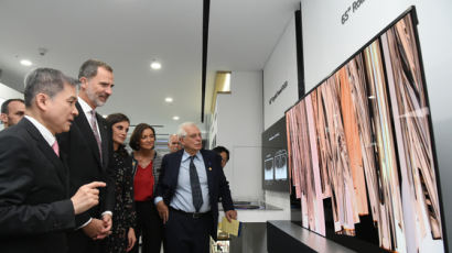 스페인 국왕, LG ‘롤러블 TV’ 화면 올라오자 “와우” 탄성
