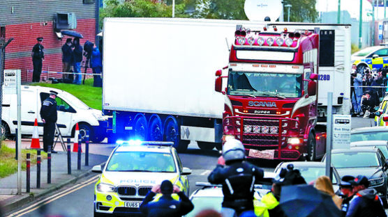 [사진] 영국 트럭서 중국인 시신 39구 발견
