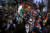 21일(현지시간) 볼리비아 대선 개표 결과 조작에 항의하는 시민들이 거리로 쏟아졌다.[AP=연합]