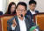 박지원 대안신당 의원이 21일 국회에서 열린 법제사법위원회의 종합 국감에서 김오수 법무부 차관에게 질의하고 있다. 변선구 기자