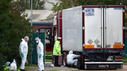 냉동 컨테이너 39명 사망에 발끈한 中 "영국 책임이다"