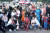 스파이더맨과 캡틴 마블 등 어벤져스 히어로들이 27일 서울 여의도공원에서 열린 마블런 마라톤을 마치고 참가자들과 기념사진을 찍고 있다.[뉴스1]