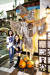 허시은(왼쪽) 학생모델과 이은채 학생기자가 롯데월드 어드벤처 2층 핼러윈 조형물 앞에서 포즈를 취했다.