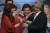 27일(현지시간) 치러진 아르헨티나 대통령선거에서 승리한 알베르토 페르난데스 당선인(오른쪽)이 부통령 러닝메이트인 크리스티나 페르난데스 데 키르치네르 전 대통령과 마주보며 기뻐하고 있다. [AFP=연합뉴스]