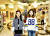 (왼쪽부터)이은채 학생기자, 허시은 학생모델이 1층 소품 가게서 각자 핼러윈용 머리띠를 착용했다.