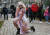 지난 26일 우크라이나 키예프에서 핼러윈을 앞두고 열린 좀비 퍼레이드에서 한 여성이 포즈를 취하고 있다. [AP=연합뉴스]