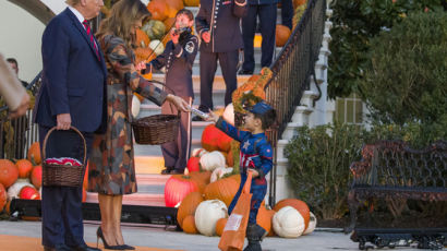 트럼프, 백악관에서 캡틴아메리카·스파이더맨에게 사탕 나눔