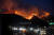 28일(현지시간) 로스앤젤레스 북쪽 405번 고속도로 인근 야산이 산불로 불타고 있다. [로이터=연합뉴스]