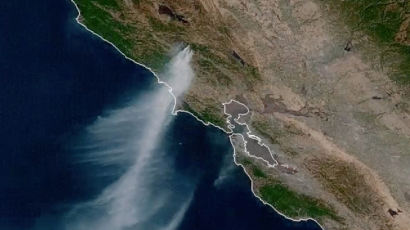 [서소문사진관] 인공위성에 잡힌 미 캘리포니아 산불 연기, 태평양까지 뒤덮어