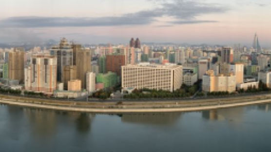 지금 북한은…평양 대동강의 안개 낀 아침과 류경호텔 야경
