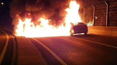 고속도로서 BMW 화재…지나던 보험사직원, 운전자 대피시켜