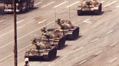 중국 톈안먼 시위 상징 '탱크맨' 사진 찍은 찰리 콜 별세 