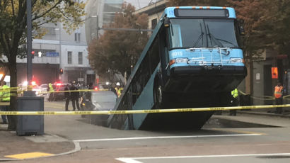 미국 피츠버그에 대형 싱크홀 발생···출근길 버스 통째로 빠져