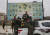 쿠르드 근거지인 시리아 북부 알레포주 도시 만비즈에서 쿠르드 전사들이 무장한 채 차량에 올라 포즈를 취하고 있다. [AP=연합뉴스] 