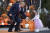트럼프 대통령이 28일 백악관 핼러윈데이 행사에서 한 어린이의 가방에 사탕을 넣어주고 있다. [EPA=연합뉴스]