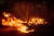 지난 24일(현지시간) 캘리포니아 주 소노마 카운티에 주차된 자동차가 산불로 불타고 있다. [AP=연합뉴스]