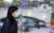 올 가을 첫 황사 영향으로 미세먼지 농도가 나쁨 수준을 보이고 있는 29일 오전 서울 중구 청계천에서 마스크를 쓴 시민들이 출근길 발걸음을 재촉하고 있다. [뉴스1]