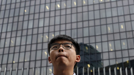 꼼수까지 쓰며 출마 막는다…홍콩이 두려워한 22세 청년
