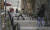28일(현지시간) 미국 뉴욕 브롱크스 웨스트 167번가의 계단에서 관광객들이 영화 조커 속 한 장면을 패러디하며 인증사진을 찍고 있다. [AP=연합뉴스]