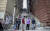 28일(현지시간) 미국 뉴욕 브롱크스 웨스트 167번가의 계단에서 관광객들이 영화 조커 속 한 장면을 패러디하며 인증사진을 찍고 있다. [AP=연합뉴스]