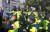 ‘아베규탄부산시민행동’은 30일 부산 동구 일본영사관 인근 길을 ‘항일거리’로 선포하고 현판을 설치하려다가 경찰과 충돌하고 있다. [부산경찰청 제공=연합뉴스]