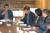 최양하 한샘 회장이 임직원과 테이블에 앉아 회의를 열고 있는 모습. [사진 한샘]