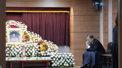 빈소 앞에 간 임종석 “文, 아무리 힘들어도 참는 분…건강 염려”