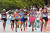 올림픽 테스트이벤트로 지난달 15일 도쿄올림픽 코스에서 열린 마라톤 그랜드 챔피언십. 여자 선수들이 레이스를 펼치고 있다. 무더위 탓에 골인 지점에 냉탕을 설치했다. [AFP=연합뉴스]