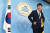 황영철 자유한국당 의원이 31일 오전 서울 여의도 국회 정론관에서 기자회견을 마치고 나서고 있다. [뉴스1]
