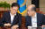 정의용 국가안보실장(왼쪽)과 김유근 국가안보실 1차장이 5일 청와대에서 열린 수석보좌관회의 전 대화하고 있다. 청와대사진기자단