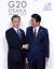 문재인 대통령(왼쪽)과 아베 신조 일본 총리. [연합뉴스]
