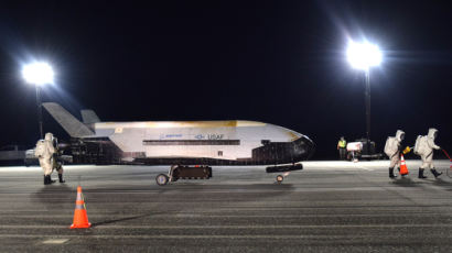 우주 비행선? 전투기? 베일 속 美 공군 'X-37B' 2년만에 우주서 귀환