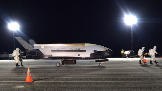 우주 비행선? 전투기? 베일 속 美 공군 'X-37B' 2년만에 우주서 귀환