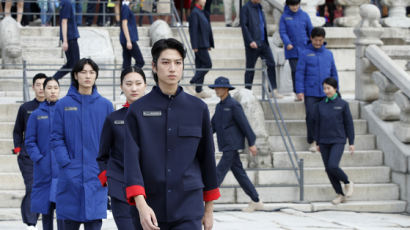 궁능 근무복 '인민복 논란'에 문화재청 "개선방안 마련"