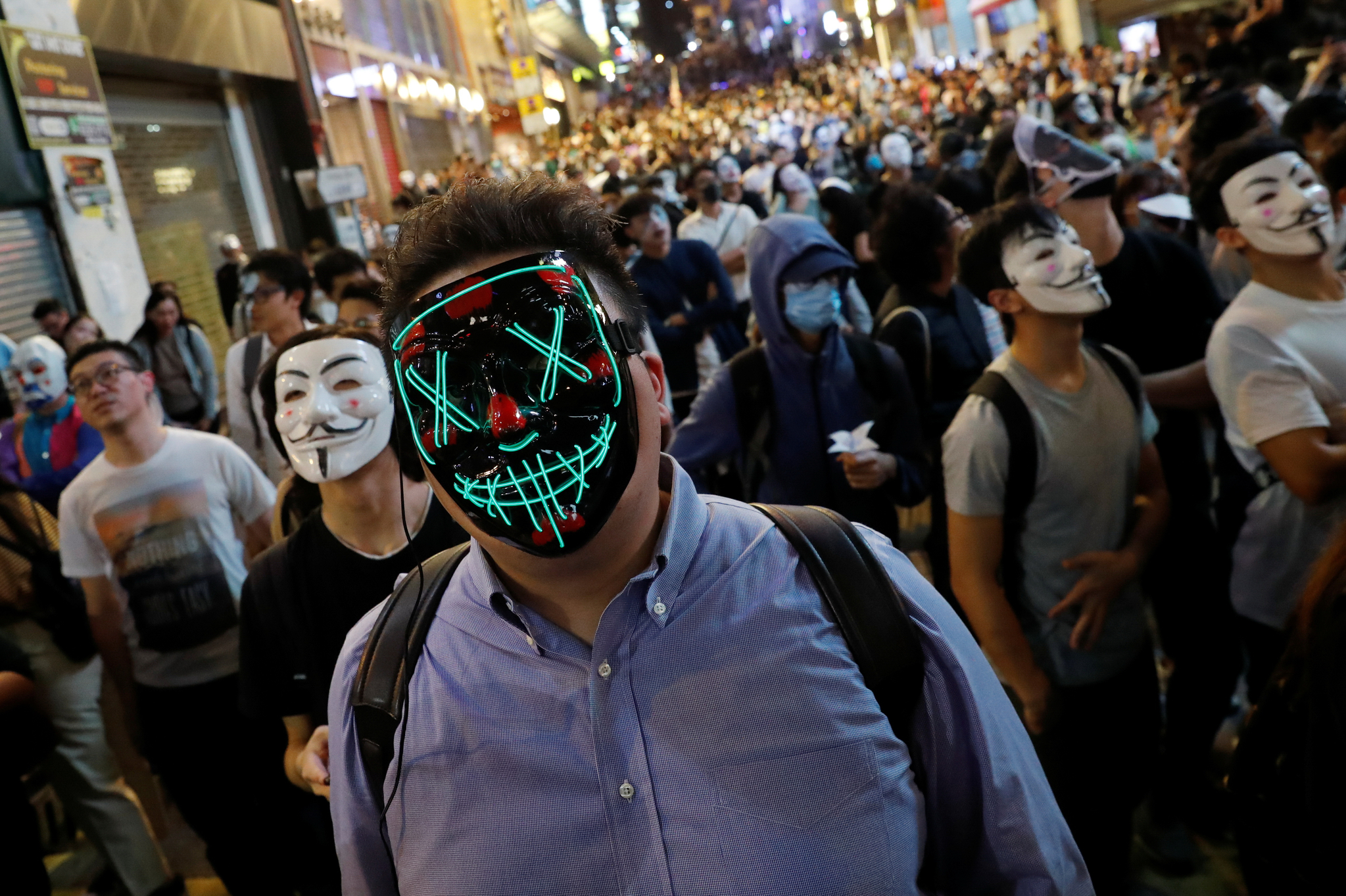 홍콩의 반정부 시위대가 31일 마스크를 쓰고 &#39;핼러윈 마치&#39;에 참가하고 있다. [REUTERS=연합뉴스]