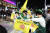 지난 25일 이태원에서 녹색어머니회를 컨셉으로 분장한 시민들이 교통정리를 하고 있다. [사진 김재혁]