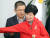 이진숙 전 대전 MBC 사장이 10월 31일 서울 여의도 국회에서 열린 제1차 자유한국당 영입인재 환영식에서 당 점퍼를 입고 있다. [뉴스1]