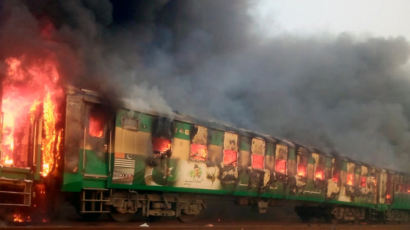 [사진] 파키스탄 열차서 계란 삶다 … 최소 70명 사망