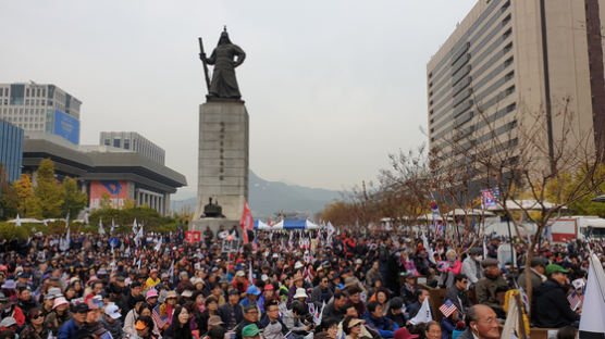 "조국 지키자"vs"정권 규탄" 주말 총력전···대학생 맞불집회