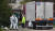 39명의 희생자가 발생한 냉동컨테이너를 영국 경찰이 조사 중이다. [AFP=연합뉴스]