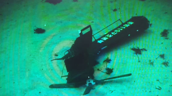 해군, "블랙박스, 보이스 레코드 장착된 추락 헬기 꼬리 부분 발견" 