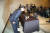 자유한국당 &#39;인재 영입 1호에서 하차한 박찬주 전 육군 대장이 4일 서울 여의도 63빌딩에서 기자회견에 앞서 인사하고 있다. 오종택 기자