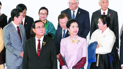 [사진] 나란히 선 문 대통령과 아베 총리