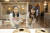 고종 황제 탄일상에 사용한 그릇 &#39;신선로&#39;를 보고 있는 박수연(왼쪽)·한은솔 학생모델.