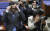 더불어민주당 이해찬 대표(왼쪽)가 4일 의원총회에서 땀을 닦고 있다.  임현동 기자 