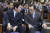 이인영 원내대표(왼쪽)가 표정을 굳히고 이해찬 대표와 대화하고 있다 . 이원욱 원내수석부대표와 김성환 의원(둘째줄 왼쪽부터)가 대화하는 이 대표와 이 원내대표를 바라보고 있다.  임현동 기자 