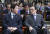 4일 오후 국회에서 열린 의원총회에서 사진기자들이 카메라를 이해찬 대표(오른쪽)와 이인영 원내대표를 향하고 있자 김성환 의원(가운데)이 &#34;두 분이 대화를 하라&#34;는 말을 하고 있다 .  임현동 기자 