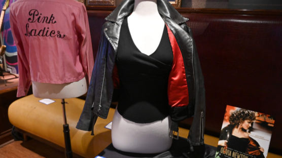 41년 전 영화 ‘그리스’의 여주인공 가죽재킷 고가에 팔렸다